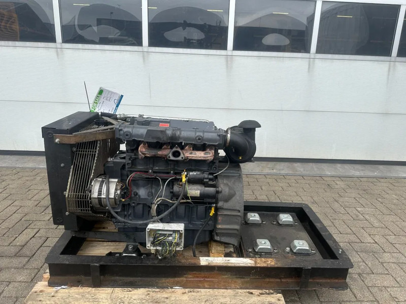 Deutz F4M 2011 Diesel motor 30 kW 39 PK bij 1500 rpm as New ! - Motor de Equipamento de movimentação: foto 3 Deutz F4M 2011 Diesel motor 30 kW 39 PK bij 1500 rpm as New ! - Motor de Equipamento de movimentação: foto 3