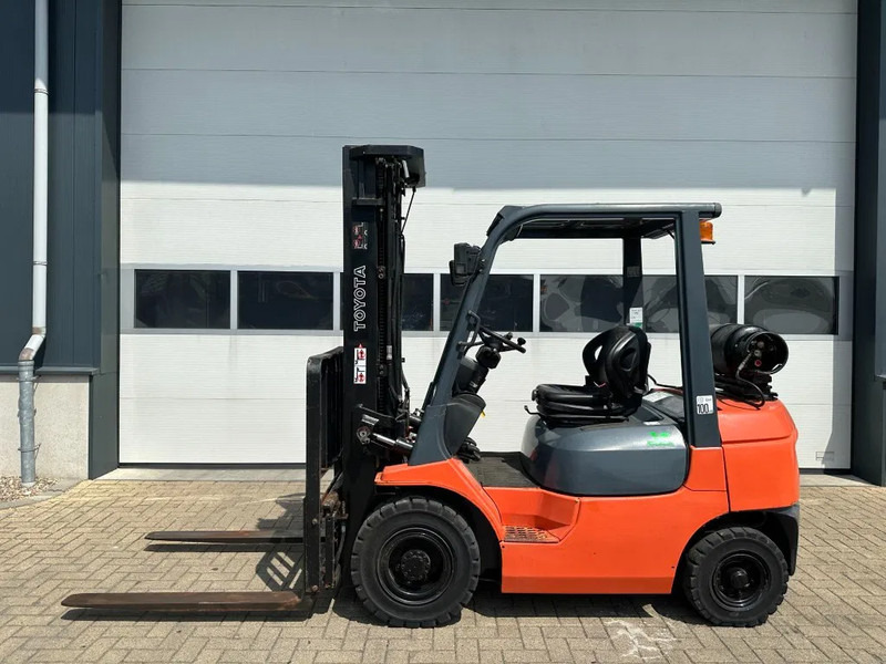 Toyota 2.5 ton Triplex Freelift Sideshift LPG Heftruck - Empilhadeira a gás: foto 2 Toyota 2.5 ton Triplex Freelift Sideshift LPG Heftruck - Empilhadeira a gás: foto 2