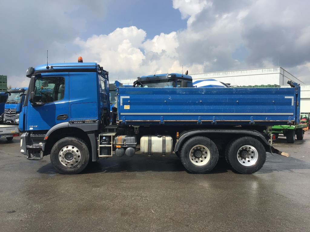 Mercedes Benz Arocs 2643 6×4 Euro 6 - Caminhão basculante: foto 2 Mercedes Benz Arocs 2643 6×4 Euro 6 - Caminhão basculante: foto 2