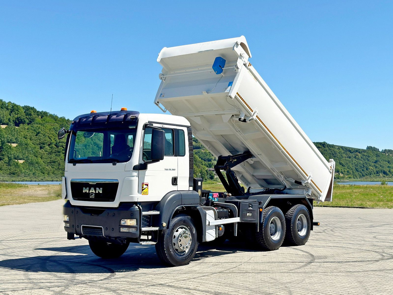 MAN TGS 26.360 Kipper 5,20 m + BORDMATIC / 6x4 - Caminhão basculante, Caminhão grua: foto 2 MAN TGS 26.360 Kipper 5,20 m + BORDMATIC / 6x4 - Caminhão basculante, Caminhão grua: foto 2