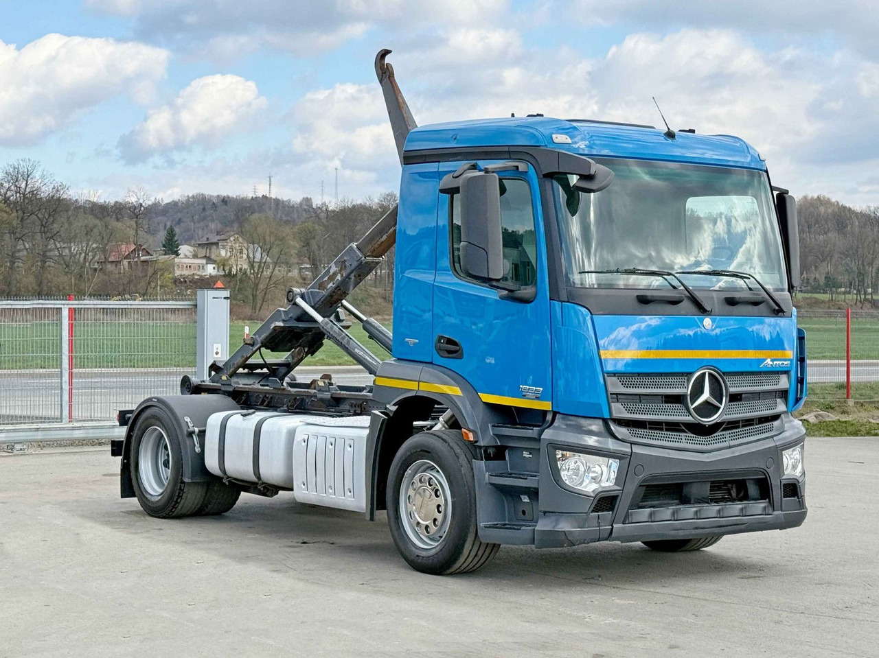 Mercedes-Benz ANTOS 1833 Abrollkipper * Top Zustand! - Caminhão polibenne: foto 1 Mercedes-Benz ANTOS 1833 Abrollkipper * Top Zustand! - Caminhão polibenne: foto 1