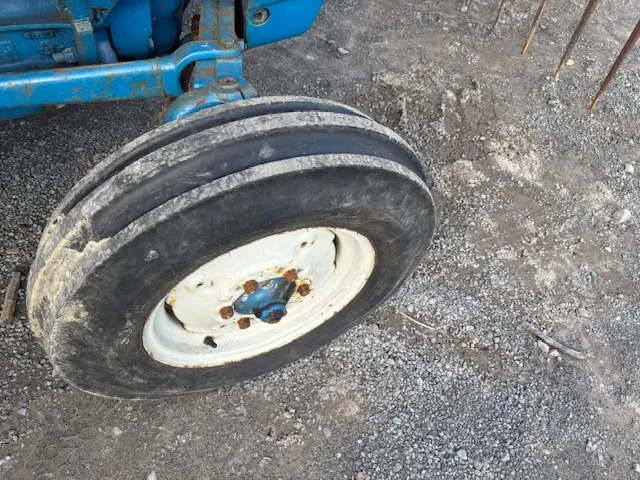 FORD 3600 C/W FRONT LOADER - Trator: foto 4 FORD 3600 C/W FRONT LOADER - Trator: foto 4