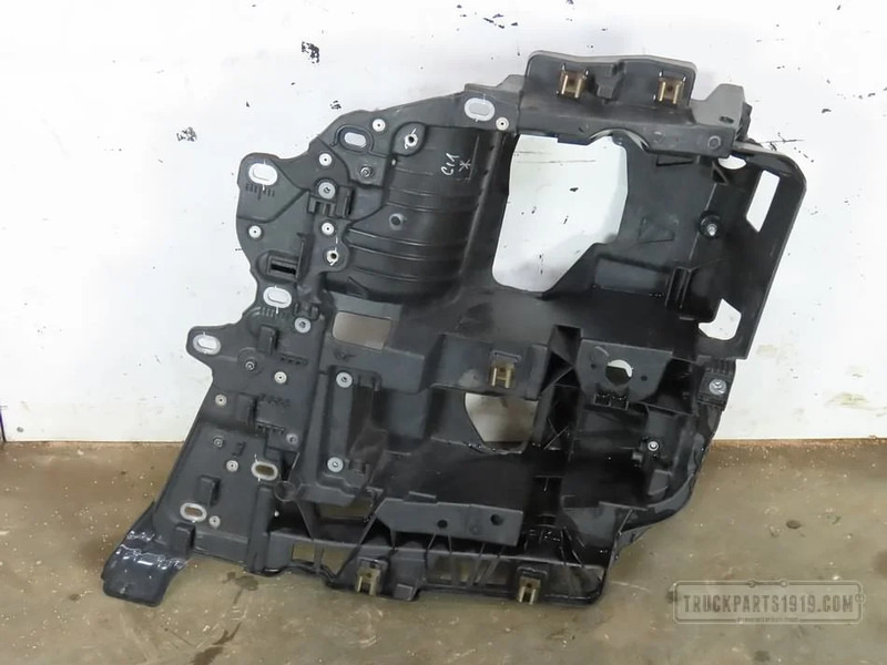 MAN Body & Chassis Parts Koplamp drager Li. - Canto do pára-choque de Caminhão: foto 1 MAN Body & Chassis Parts Koplamp drager Li. - Canto do pára-choque de Caminhão: foto 1