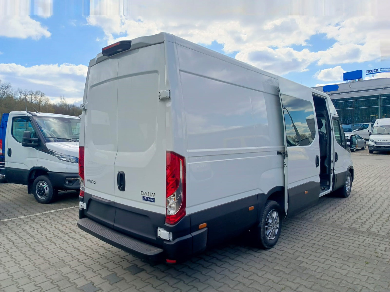 IVECO Daily 35 180 7-Sitzer - Furgão de passageiros, Carrinha cabine dupla: foto 4 IVECO Daily 35 180 7-Sitzer - Furgão de passageiros, Carrinha cabine dupla: foto 4