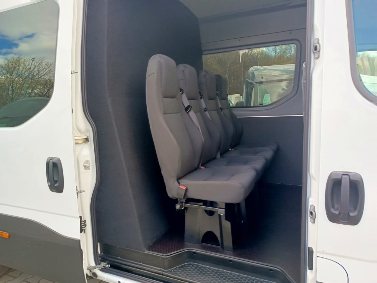 IVECO Daily 35 180 7-Sitzer - Furgão de passageiros, Carrinha cabine dupla: foto 1 IVECO Daily 35 180 7-Sitzer - Furgão de passageiros, Carrinha cabine dupla: foto 1