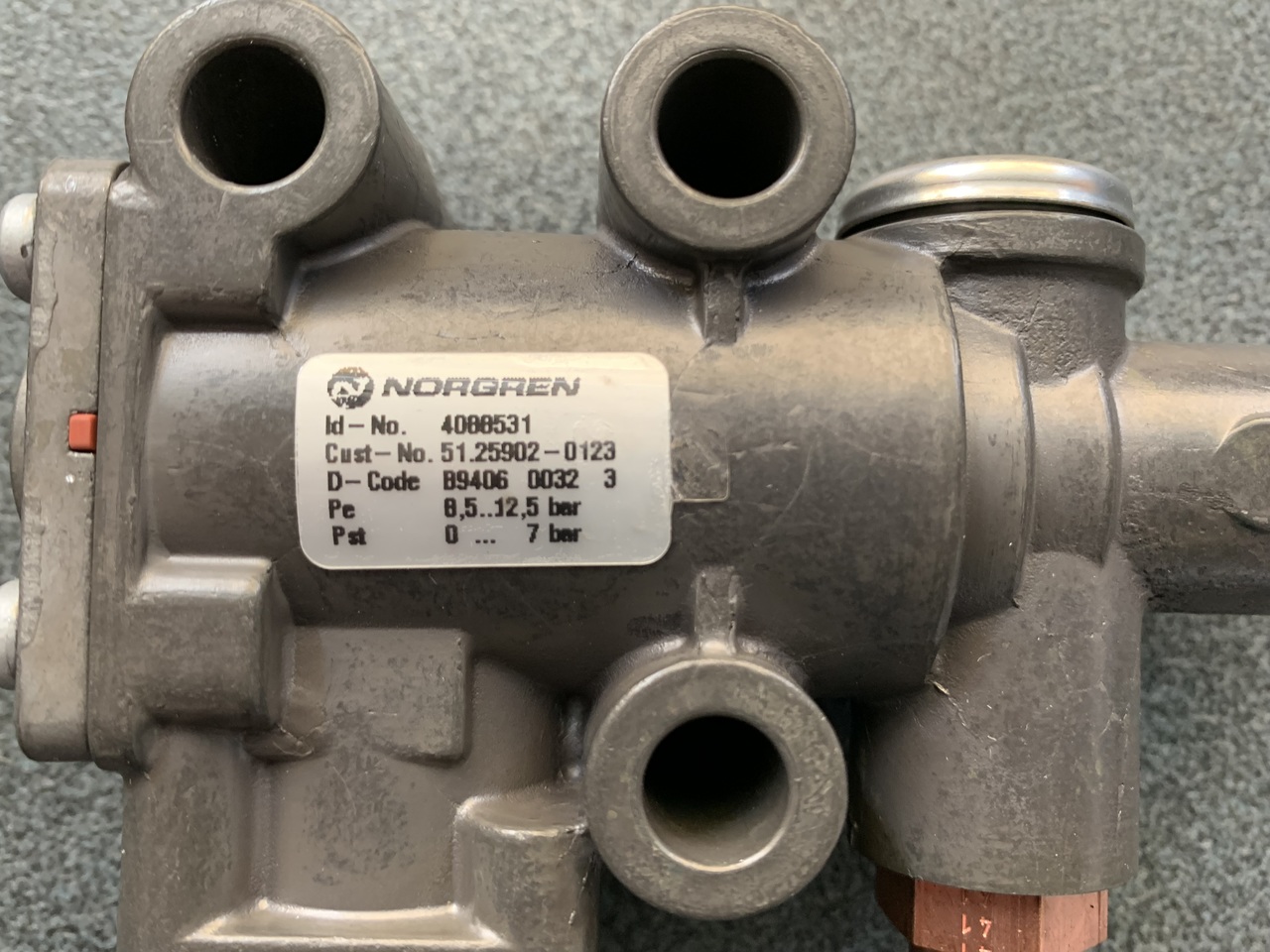 EXHAUST GAS RECIRCULATION CONTROL VALVE MAN TGA - Válvula de freio de Caminhão: foto 2 EXHAUST GAS RECIRCULATION CONTROL VALVE MAN TGA - Válvula de freio de Caminhão: foto 2