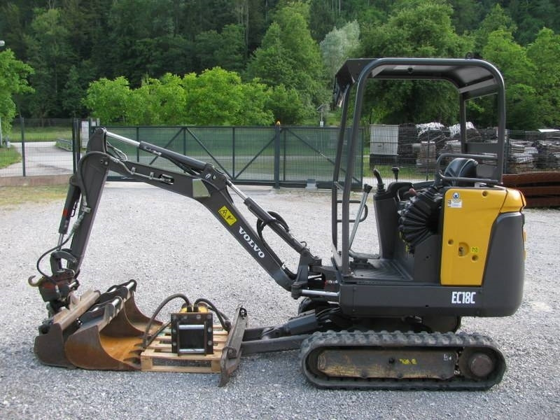Volvo EC18C 3 žlice + kladivo Volvo HB02 - Mini escavadeira: foto 2 Volvo EC18C 3 žlice + kladivo Volvo HB02 - Mini escavadeira: foto 2
