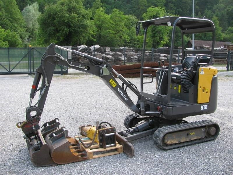 Volvo EC18C 3 žlice + kladivo Volvo HB02 - Mini escavadeira: foto 1 Volvo EC18C 3 žlice + kladivo Volvo HB02 - Mini escavadeira: foto 1