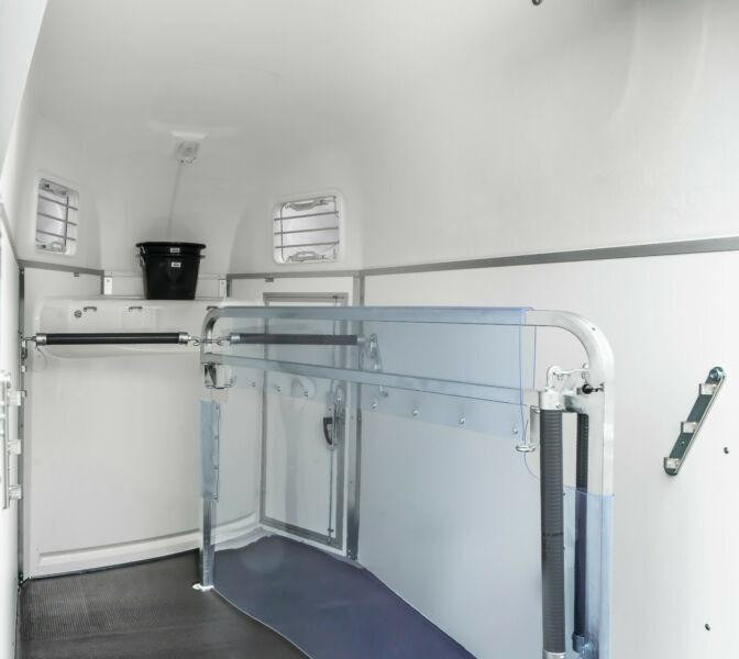 Humbaur Equitos 2400 Élőállatszállító utánfutó - Reboque para cavalos: foto 4 Humbaur Equitos 2400 Élőállatszállító utánfutó - Reboque para cavalos: foto 4