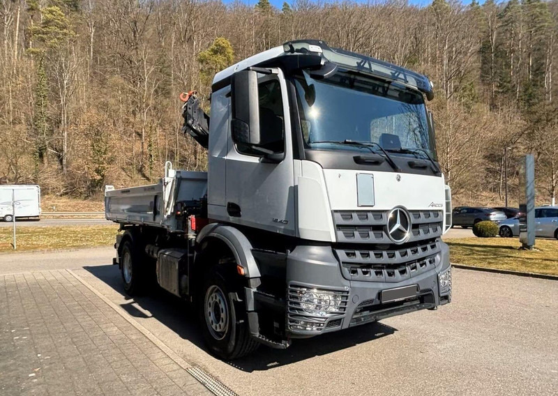 Mercedes-Benz Arocs 1840 - 3 way tipper truck + crane - Caminhão basculante, Caminhão grua: foto 2 Mercedes-Benz Arocs 1840 - 3 way tipper truck + crane - Caminhão basculante, Caminhão grua: foto 2