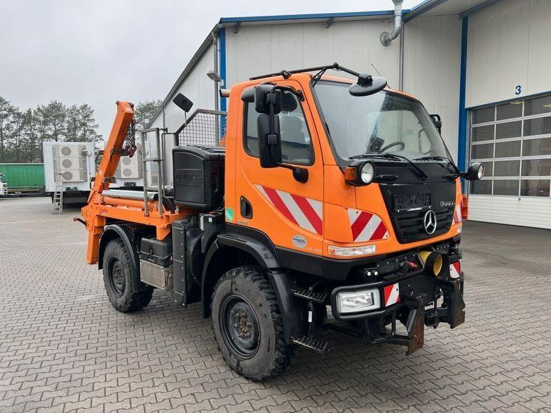 Mercedes-Benz Unimog U 20 4x4 Skip loader - Caminhão multibenne: foto 1 Mercedes-Benz Unimog U 20 4x4 Skip loader - Caminhão multibenne: foto 1