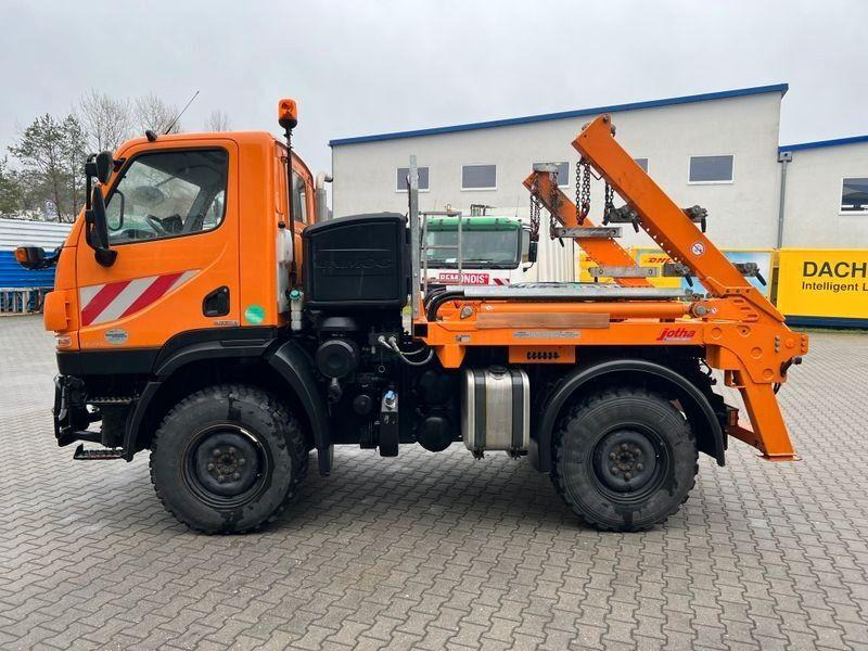 Mercedes-Benz Unimog U 20 4x4 Skip loader - Caminhão multibenne: foto 4 Mercedes-Benz Unimog U 20 4x4 Skip loader - Caminhão multibenne: foto 4
