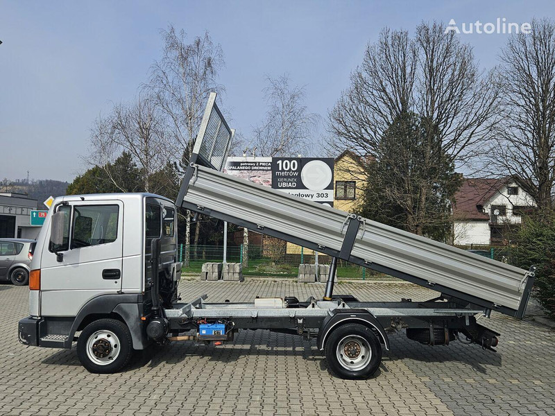 Nissan Atleon 35.110 3 way tipper - Furgão basculante: foto 3 Nissan Atleon 35.110 3 way tipper - Furgão basculante: foto 3