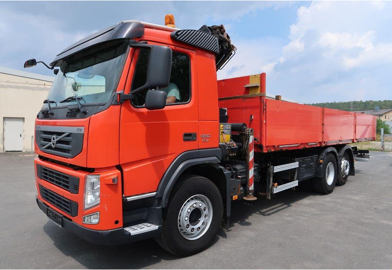 Volvo FM 330 6x2 - Camião de caixa aberta/ Plataforma, Caminhão grua: foto 2 Volvo FM 330 6x2 - Camião de caixa aberta/ Plataforma, Caminhão grua: foto 2