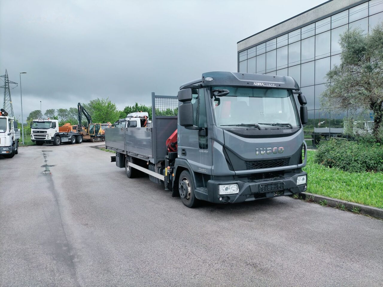 IVECO EuroCargo 75-210 - Camião de caixa aberta/ Plataforma, Caminhão grua: foto 1 IVECO EuroCargo 75-210 - Camião de caixa aberta/ Plataforma, Caminhão grua: foto 1