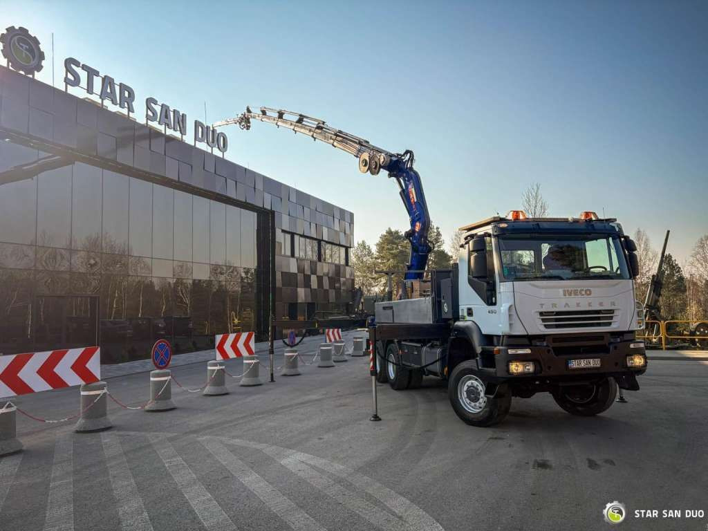 Iveco TRAKKER 450 6x6 PM41S FLY JIB Crane Kipper - Caminhão grua: foto 3 Iveco TRAKKER 450 6x6 PM41S FLY JIB Crane Kipper - Caminhão grua: foto 3