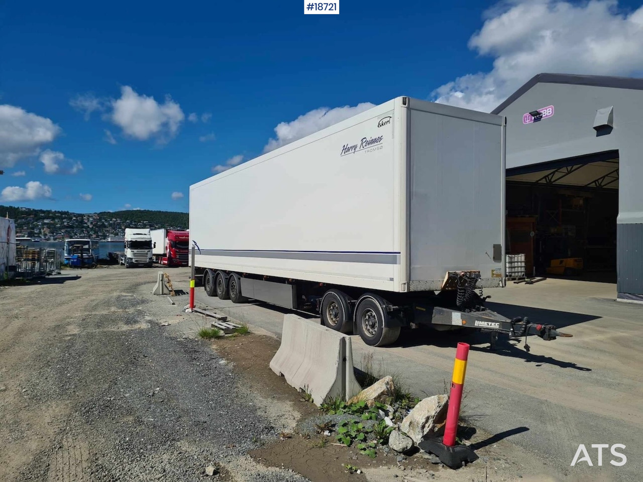 Ekeri 3-axle cabinet semitrailer w/ full side opening. - Reboque furgão: foto 1 Ekeri 3-axle cabinet semitrailer w/ full side opening. - Reboque furgão: foto 1