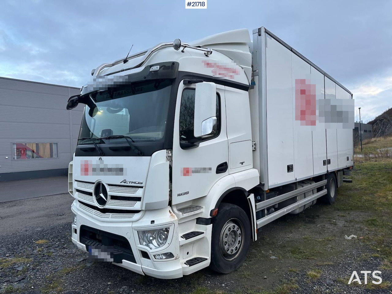 Mercedes Actros 1835 skapbil m/ Full sideåpning, aggregat, lift og 2 sett dekk - Caminhão furgão: foto 1 Mercedes Actros 1835 skapbil m/ Full sideåpning, aggregat, lift og 2 sett dekk - Caminhão furgão: foto 1