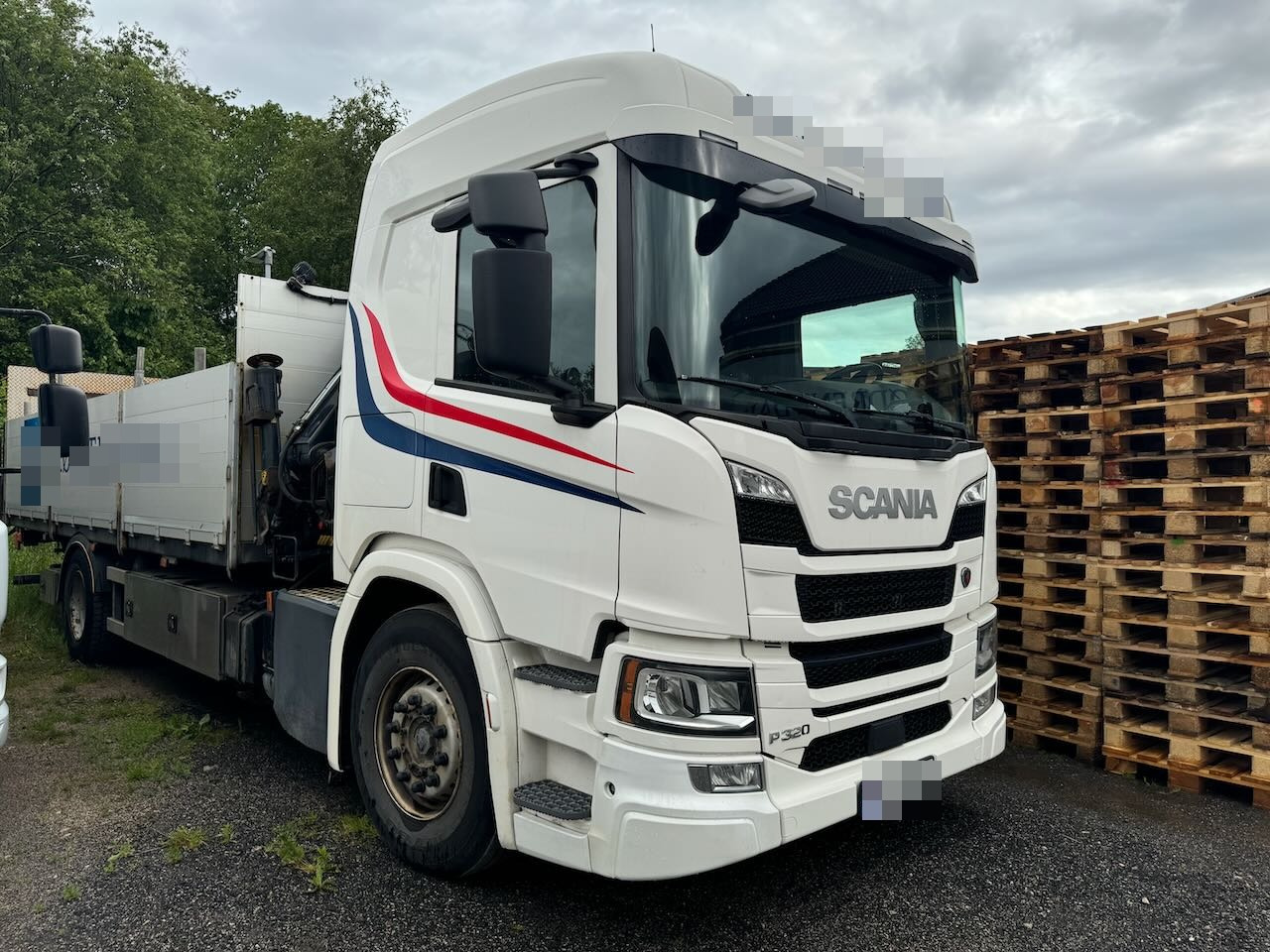 Scania P320 - Camião de caixa aberta/ Plataforma, Caminhão grua: foto 2 Scania P320 - Camião de caixa aberta/ Plataforma, Caminhão grua: foto 2