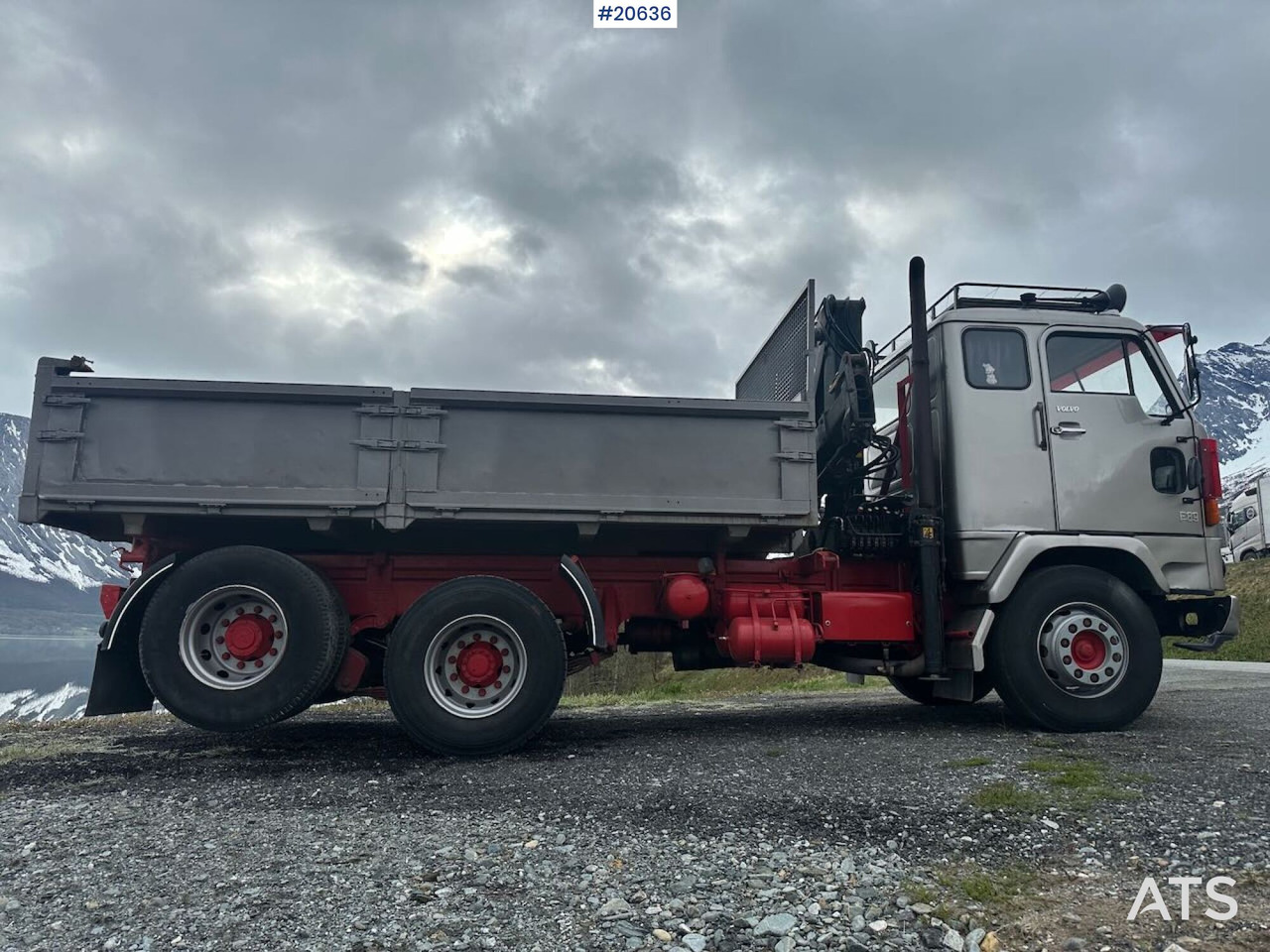 Camião de caixa aberta/ Plataforma, Caminhão grua Volvo F89 46: foto 5