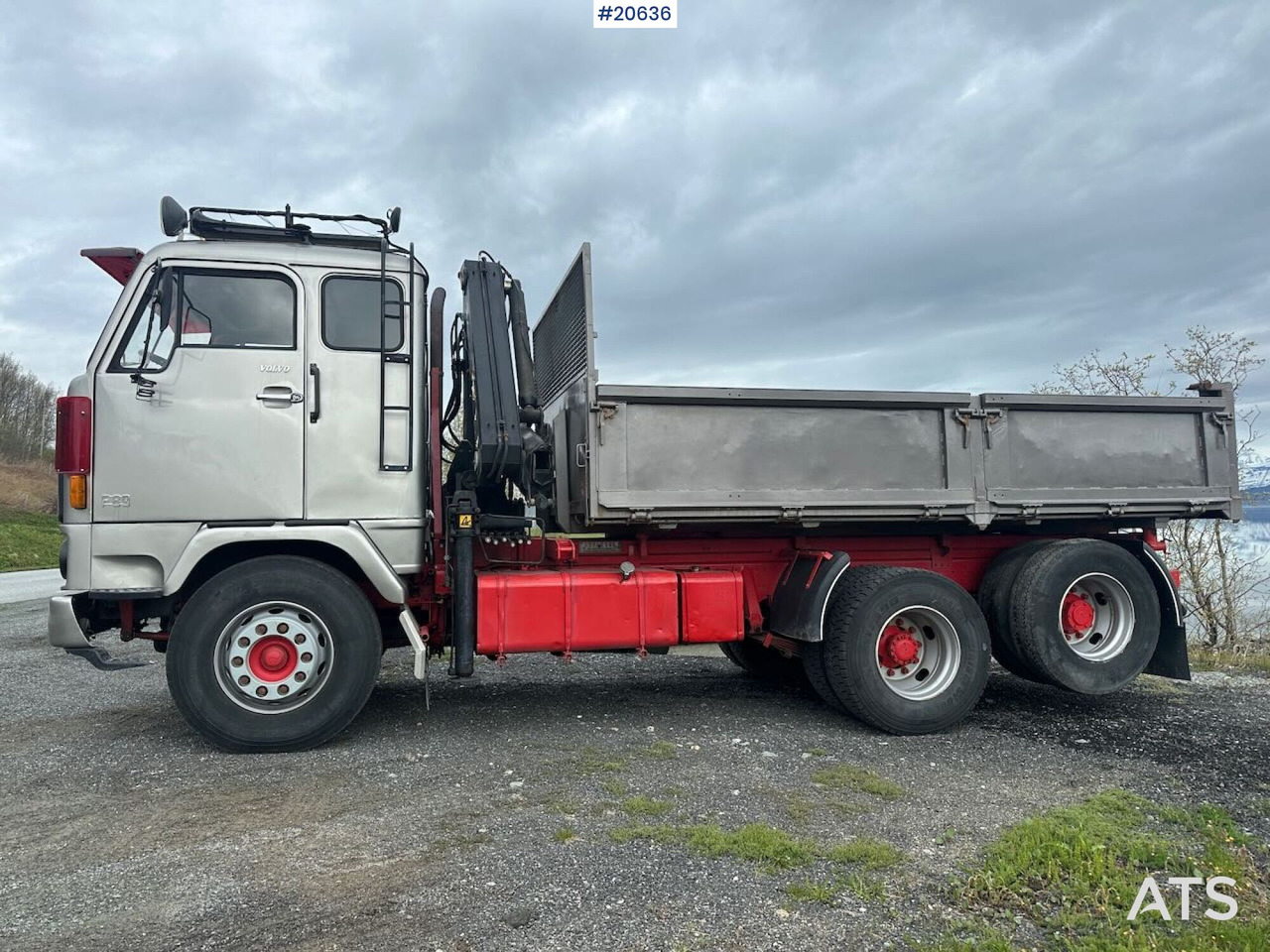 Camião de caixa aberta/ Plataforma, Caminhão grua Volvo F89 46: foto 9