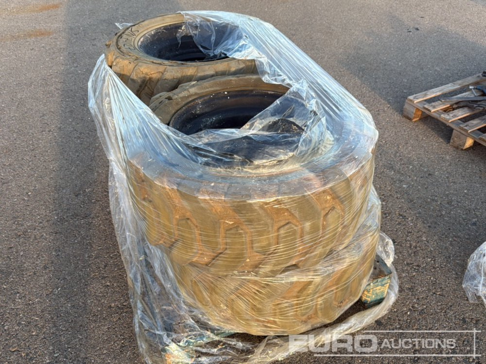 Pallet of 10-16.5 Wheels (4 of) - Pneu: foto 1 Pallet of 10-16.5 Wheels (4 of) - Pneu: foto 1