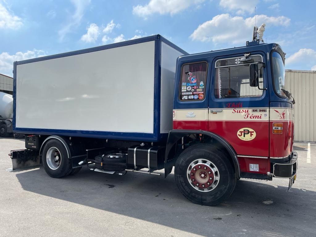 Camion SAVIEM SM 240 - Caminhão furgão: foto 2 Camion SAVIEM SM 240 - Caminhão furgão: foto 2