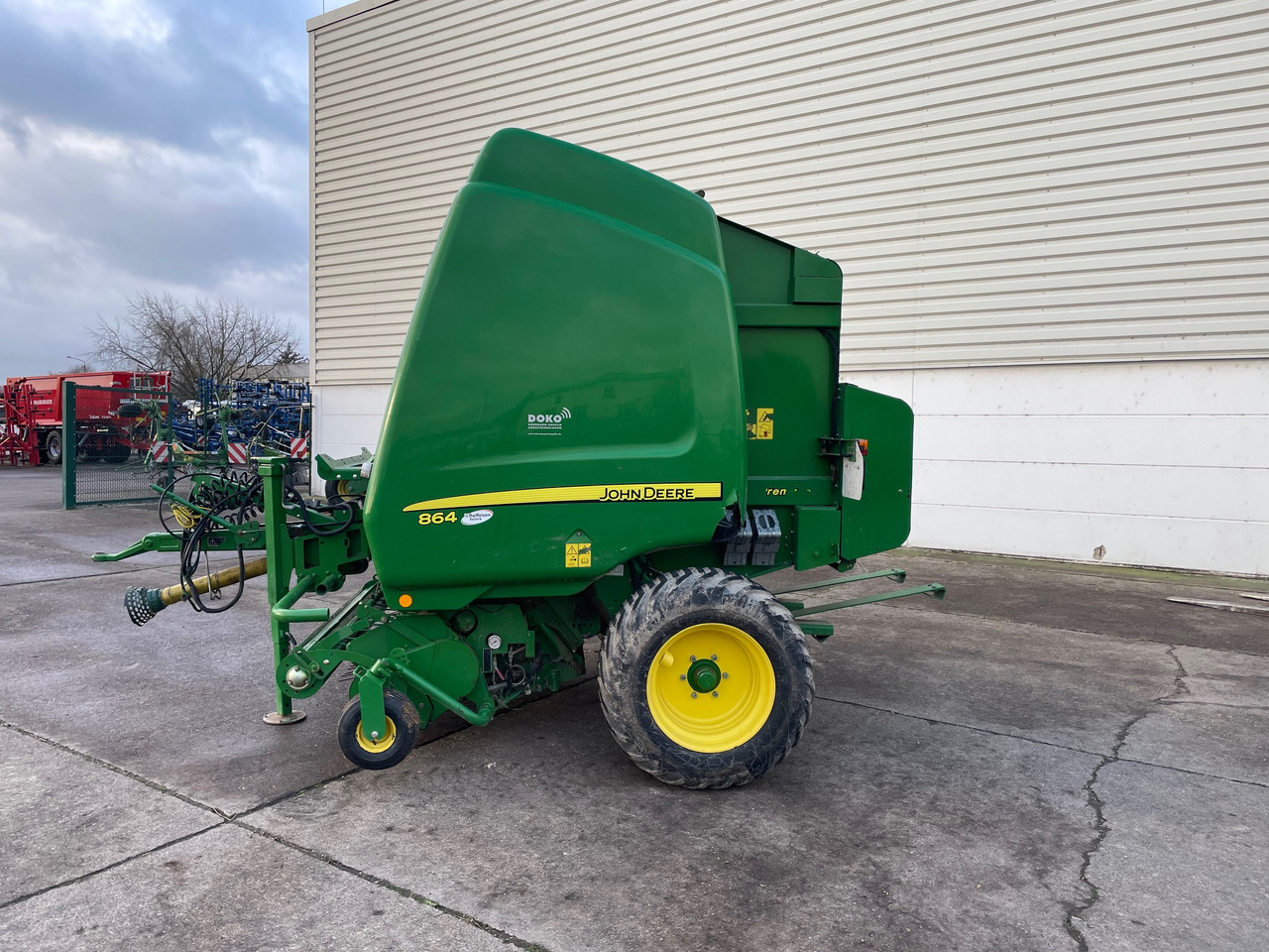 John Deere 864 Rundballenpresse - Máquina para produção de feno: foto 1 John Deere 864 Rundballenpresse - Máquina para produção de feno: foto 1
