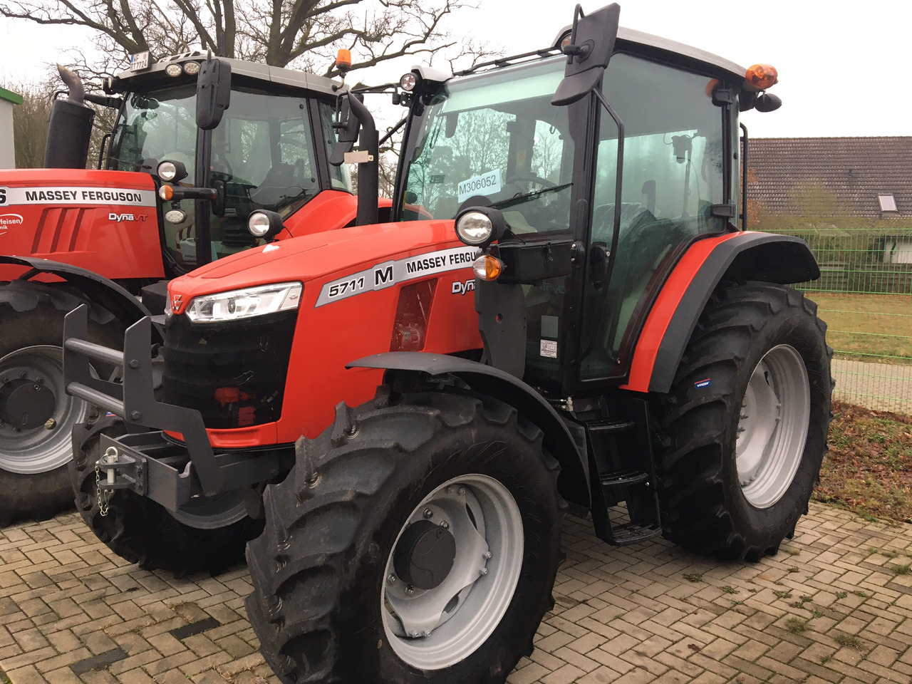 Massey Ferguson 5711 M Dyna-4 4WD Essent - Trator: foto 1 Massey Ferguson 5711 M Dyna-4 4WD Essent - Trator: foto 1