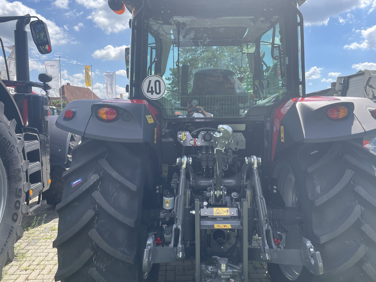 Massey Ferguson 5711M Dyna-4 4WD Cab - Trator: foto 2 Massey Ferguson 5711M Dyna-4 4WD Cab - Trator: foto 2