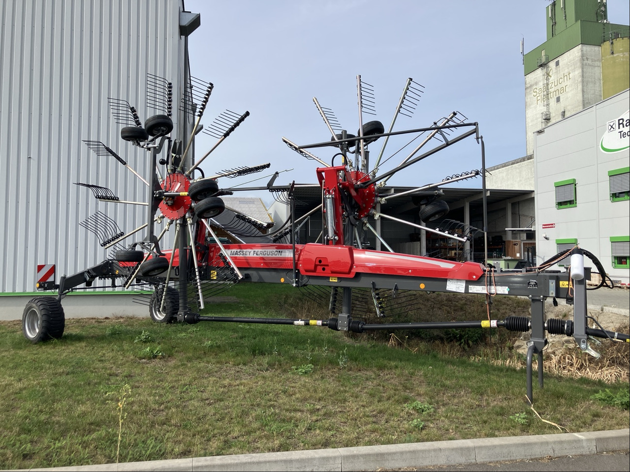 Massey Ferguson RK 842 SD-TRC - Ancinho enleirador: foto 1 Massey Ferguson RK 842 SD-TRC - Ancinho enleirador: foto 1
