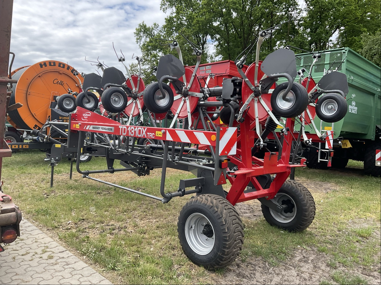 Massey Ferguson TD 1310X TRC - Ancinho enleirador: foto 1 Massey Ferguson TD 1310X TRC - Ancinho enleirador: foto 1