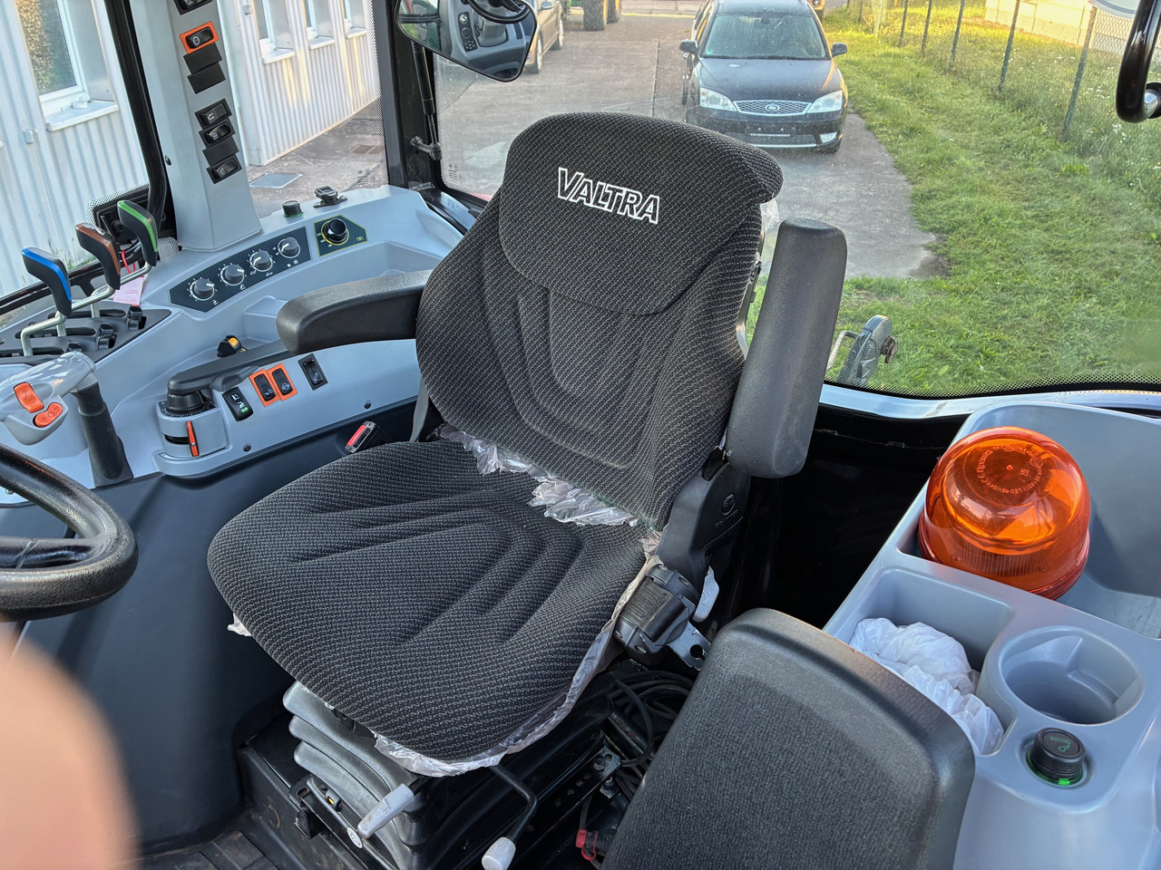 Valtra A114MH4 AC 71.5 - Trator: foto 4 Valtra A114MH4 AC 71.5 - Trator: foto 4