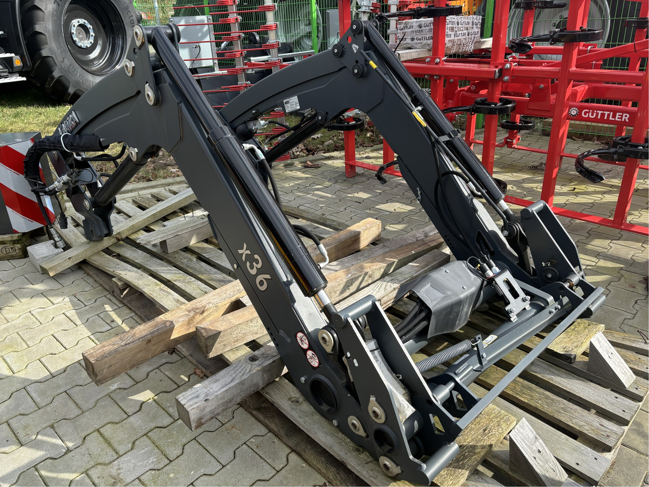 Valtra Frontlader X36DM - Carregador frontal para o trator: foto 1 Valtra Frontlader X36DM - Carregador frontal para o trator: foto 1