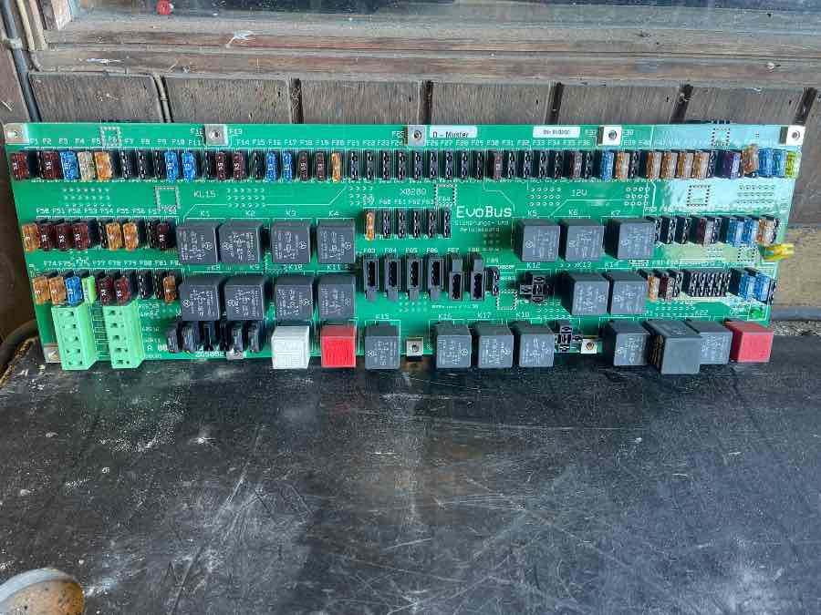 MERCEDES ELECTRIC SWITCH PANEL A0055463340 - Sistema elétrico de Ônibus: foto 2 MERCEDES ELECTRIC SWITCH PANEL A0055463340 - Sistema elétrico de Ônibus: foto 2
