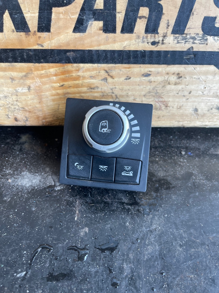 RENAULT SWITCH LIGHT 7421995058 - Cabine e interior de Caminhão: foto 1 RENAULT SWITCH LIGHT 7421995058 - Cabine e interior de Caminhão: foto 1