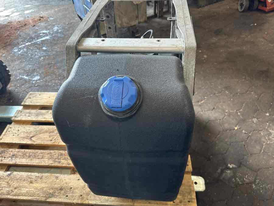 VOLVO ADBLUE TANK 21645367 - Fornecimento de combustível de Caminhão: foto 3 VOLVO ADBLUE TANK 21645367 - Fornecimento de combustível de Caminhão: foto 3