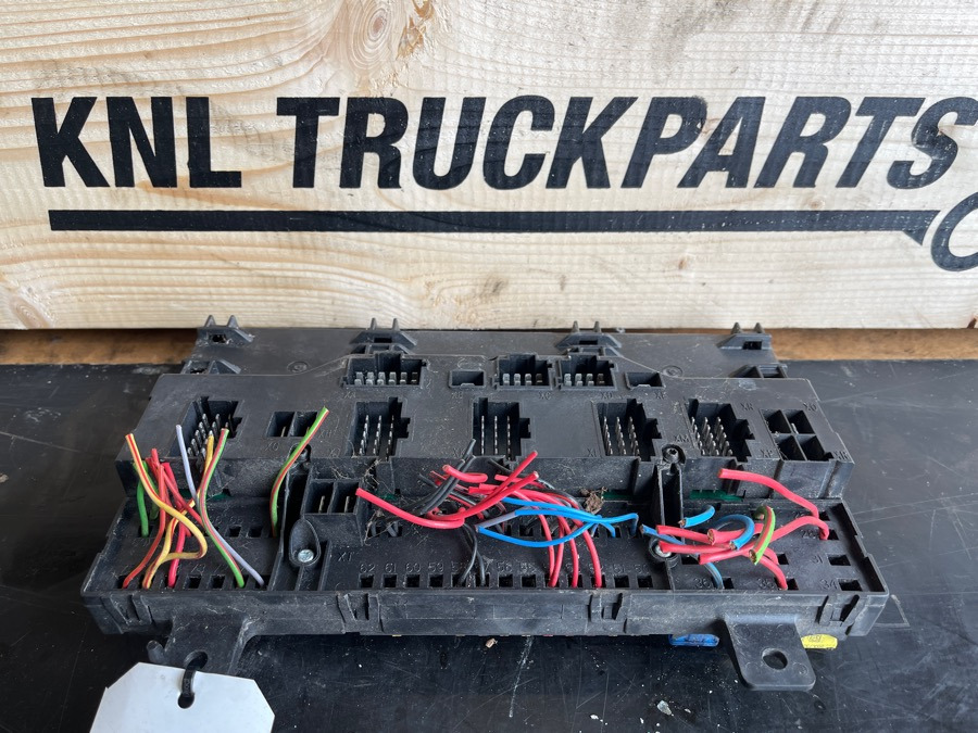 VOLVO FUSE AND RELAY CENTRE 20568055 - Sistema elétrico de Caminhão: foto 2 VOLVO FUSE AND RELAY CENTRE 20568055 - Sistema elétrico de Caminhão: foto 2