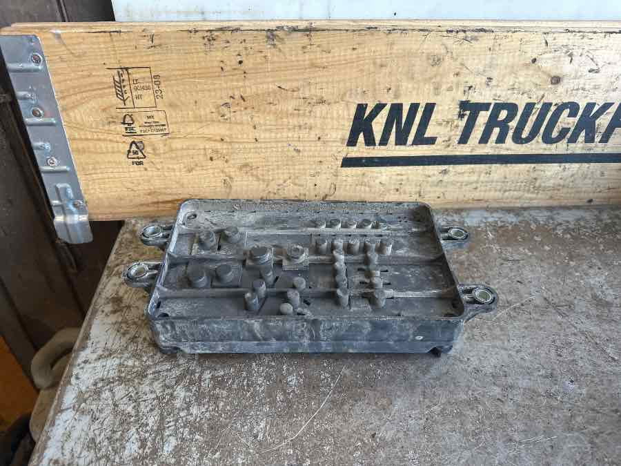 VOLVO FUSE BOX 23098516 - Sistema elétrico de Caminhão: foto 2 VOLVO FUSE BOX 23098516 - Sistema elétrico de Caminhão: foto 2