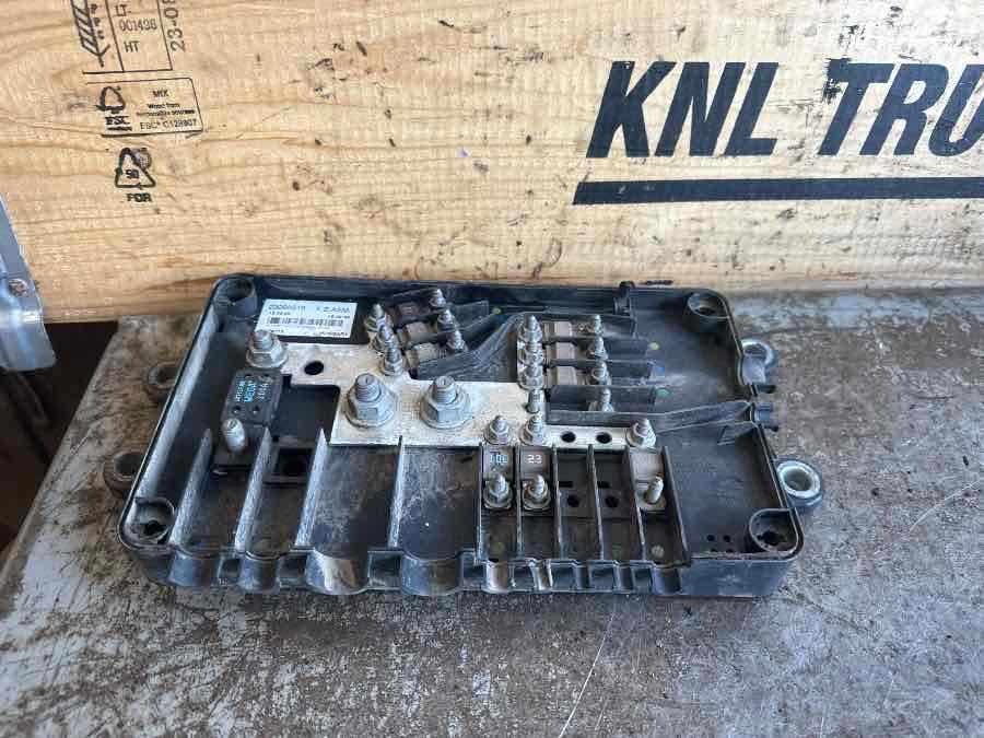 VOLVO FUSE BOX 23098516 - Sistema elétrico de Caminhão: foto 3 VOLVO FUSE BOX 23098516 - Sistema elétrico de Caminhão: foto 3