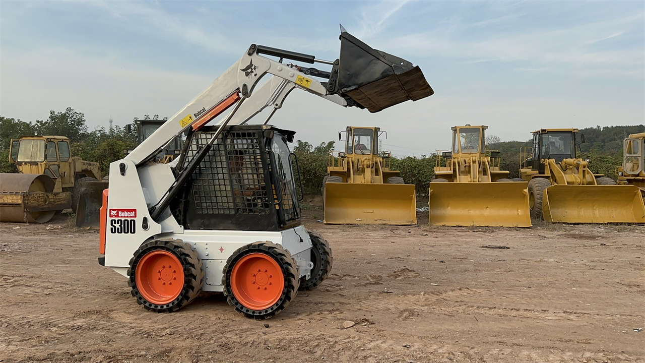 BOBCAT S300 - Mini carregadeira: foto 1 BOBCAT S300 - Mini carregadeira: foto 1