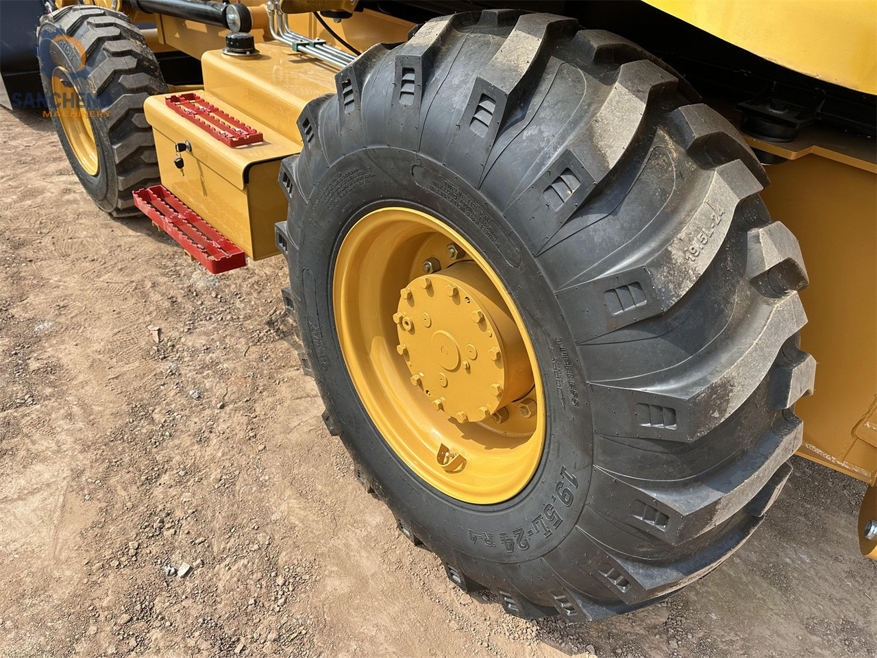 Retroescavadeira CAT 420F2: foto 8