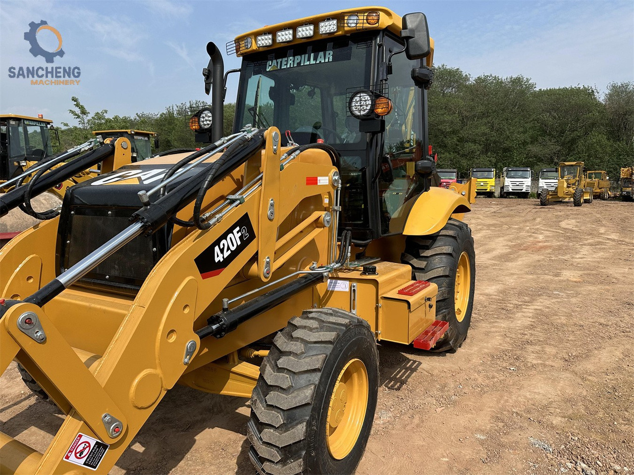 Retroescavadeira CAT 420F2: foto 9
