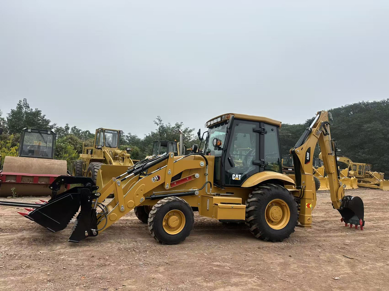CATERPILLAR 420F2 - Retroescavadeira: foto 1 CATERPILLAR 420F2 - Retroescavadeira: foto 1