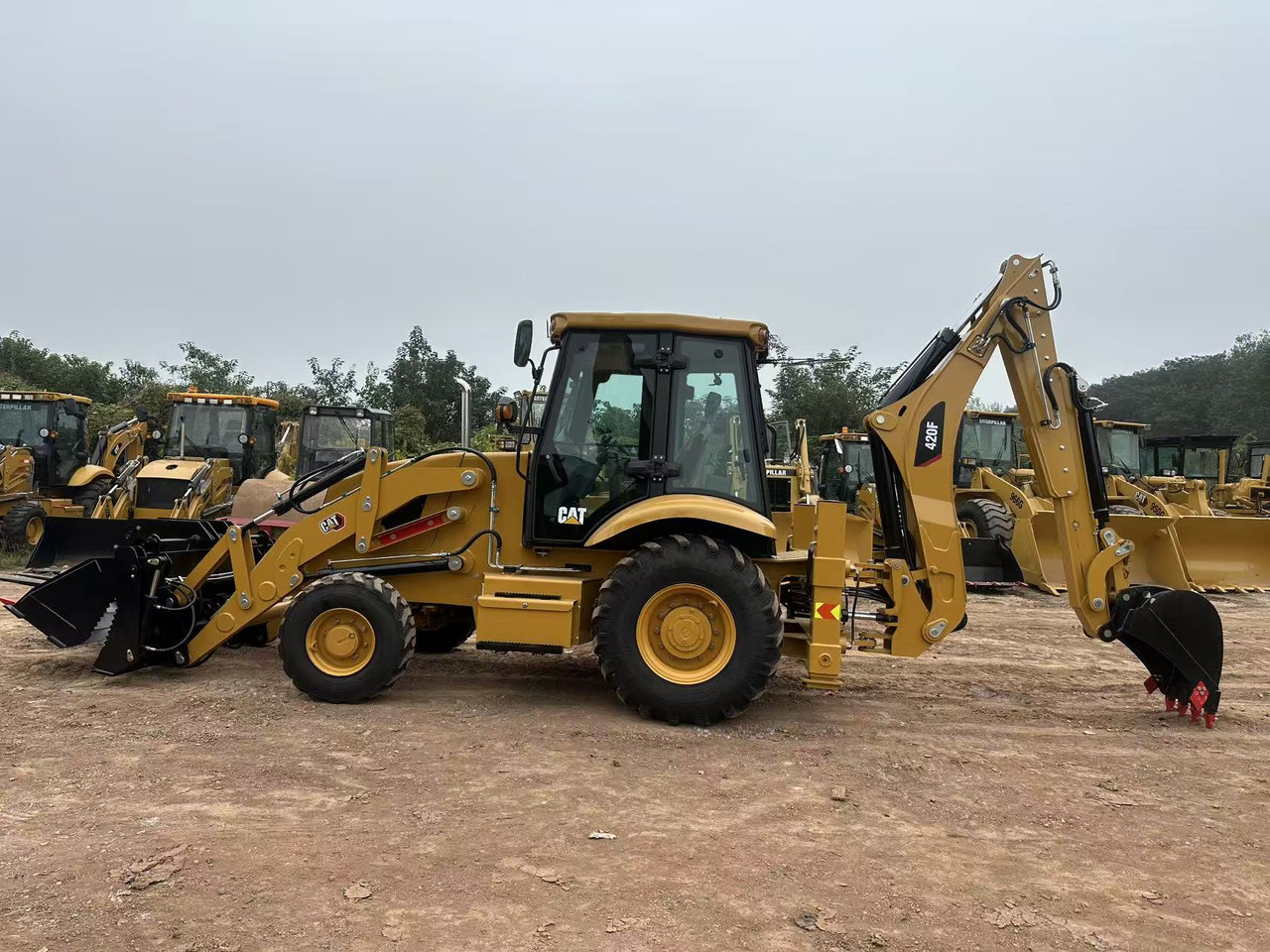 CATERPILLAR 420F2 - Retroescavadeira: foto 2 CATERPILLAR 420F2 - Retroescavadeira: foto 2
