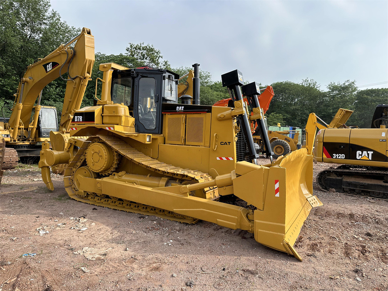 CATERPILLAR D7R - Buldôzer: foto 1 CATERPILLAR D7R - Buldôzer: foto 1