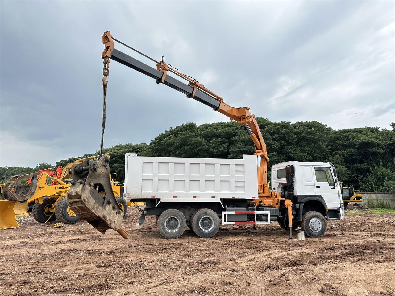 HOWO 371 Mounted Crane Dump truck - Caminhão grua: foto 2 HOWO 371 Mounted Crane Dump truck - Caminhão grua: foto 2