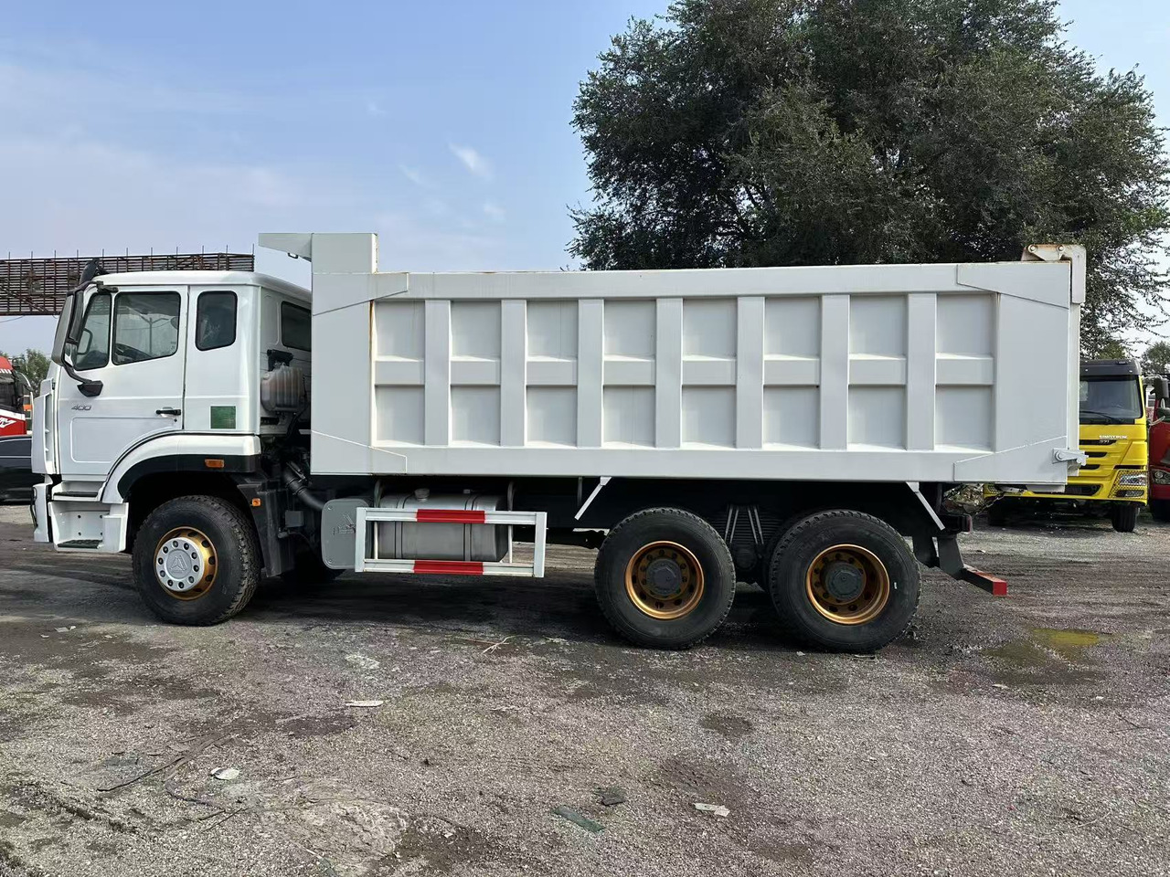 SINOTRUK HOHAN 400hp 6x4 tipper truck - Caminhão basculante: foto 3 SINOTRUK HOHAN 400hp 6x4 tipper truck - Caminhão basculante: foto 3