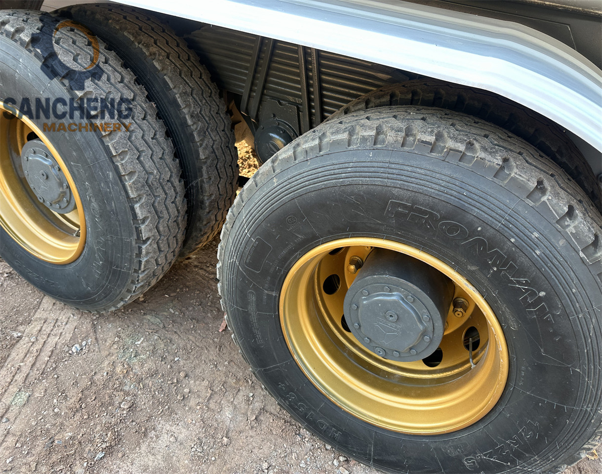 SINOTRUK HOWO 371 6x4 Water Tanker Truck - Caminhão tanque: foto 5 SINOTRUK HOWO 371 6x4 Water Tanker Truck - Caminhão tanque: foto 5