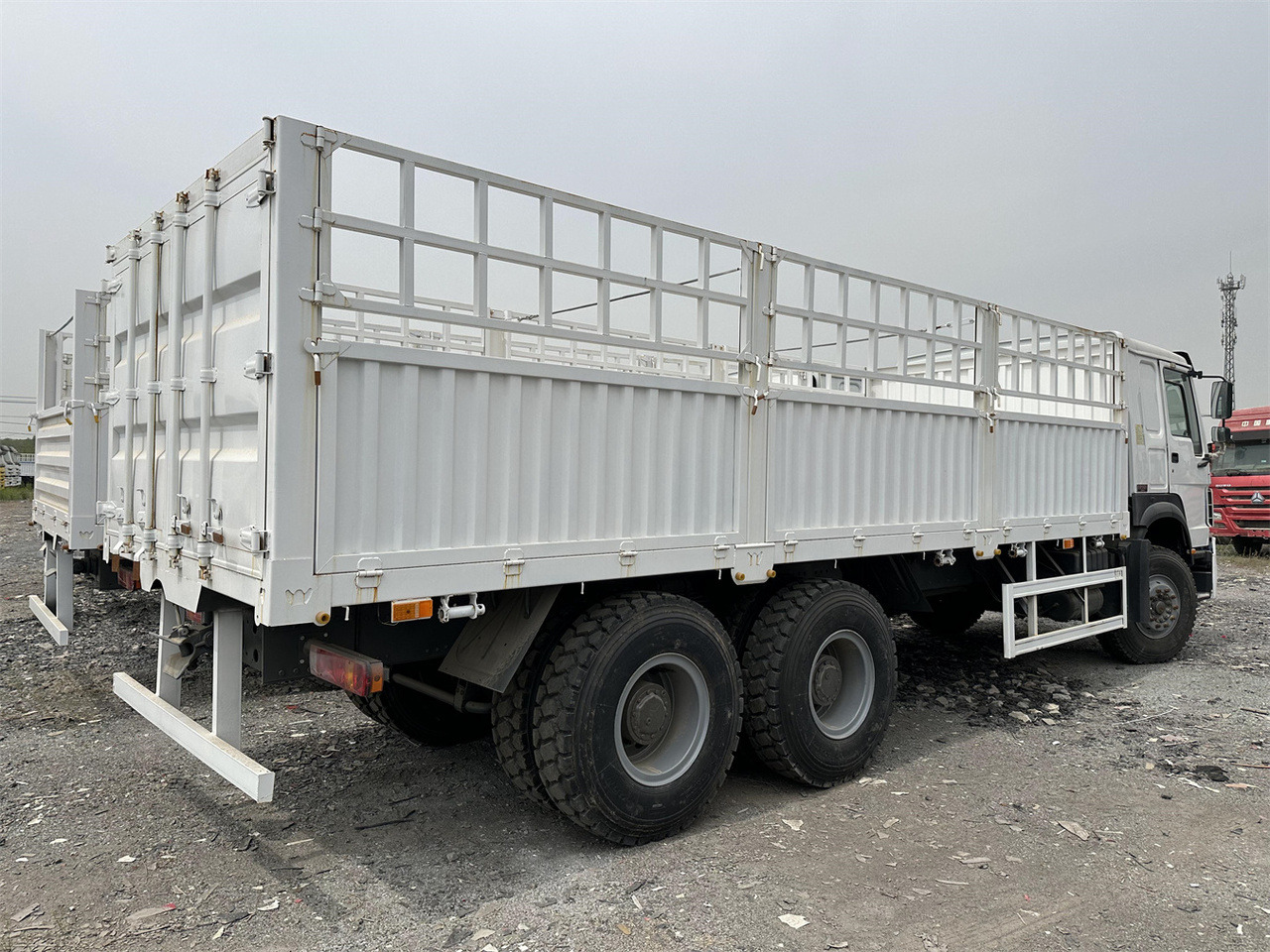 SINOTRUK HOWO 371 Cargo truck - Caminhão transporte de gado: foto 4 SINOTRUK HOWO 371 Cargo truck - Caminhão transporte de gado: foto 4